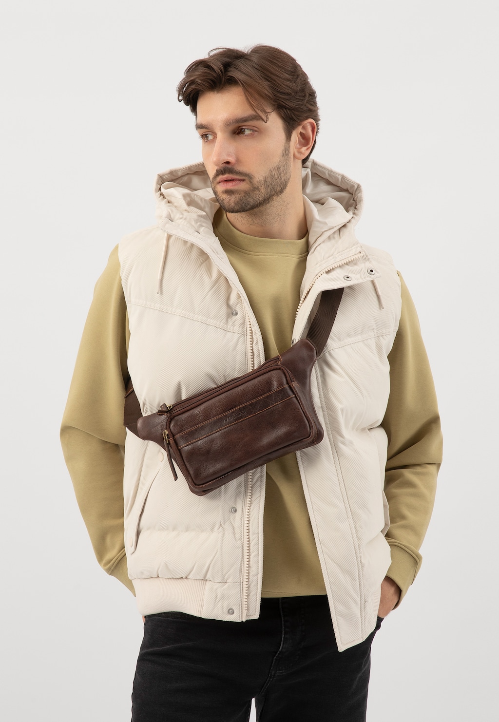 Skórzana brązowa nerka męska Wojas model 90022-52 noszona przez osobę w jasnej kamizelce i beżowej bluzie. Produkt prezentowany jako stylowy dodatek do codziennej odzieży.