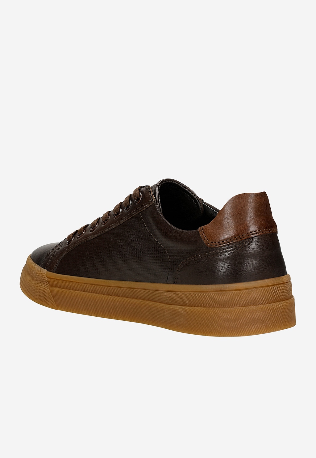 Brązowe trampki męskie Wojas model 10228-52 z widoczną z boku jasnobrązową wstawką i charakterystyczną gumową podeszwą w kolorze karmelowym.