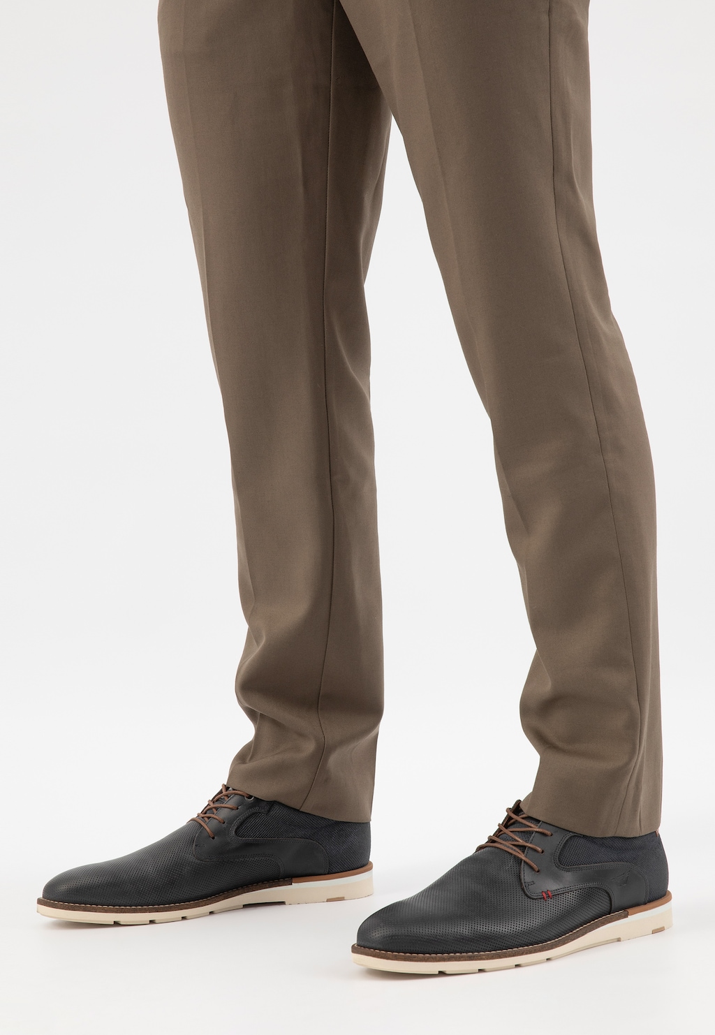 Granatowe półbuty męskie Wojas 10211-76 z brązowymi sznurówkami i jasną podeszwą, noszone z eleganckimi beżowymi spodniami, widok z perspektywy bocznej.