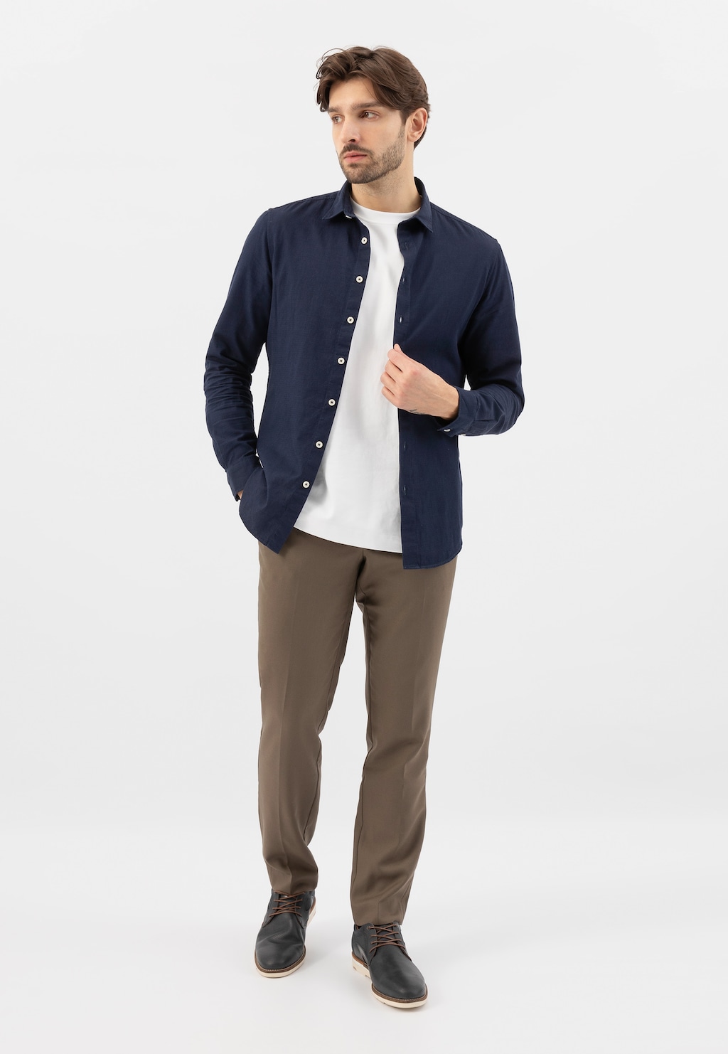 Granatowe półbuty męskie Wojas model 10211-76 z brązowymi wstawkami, ukazane na modelu w stylizacji z granatową koszulą i brązowymi spodniami.