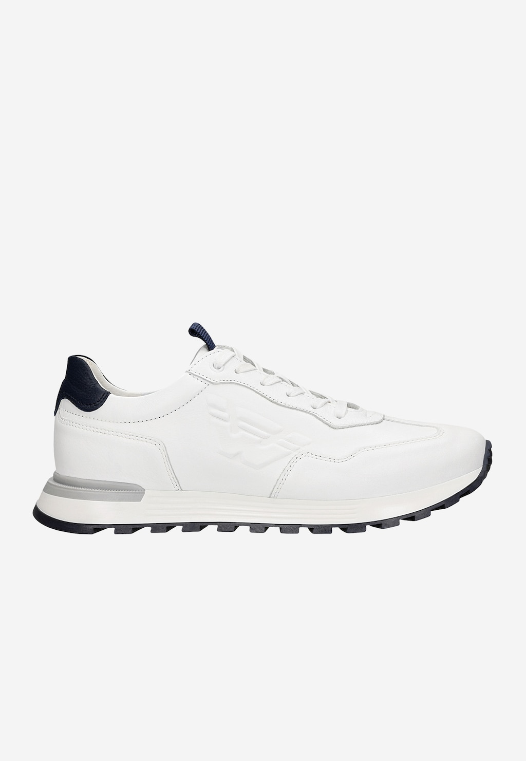 Białe sneakersy męskie Wojas model 10201-50 z granatowymi akcentami na pięcie, wytłoczonym logo na boku i kontrastową podeszwą w kolorach czarnym i szarym.