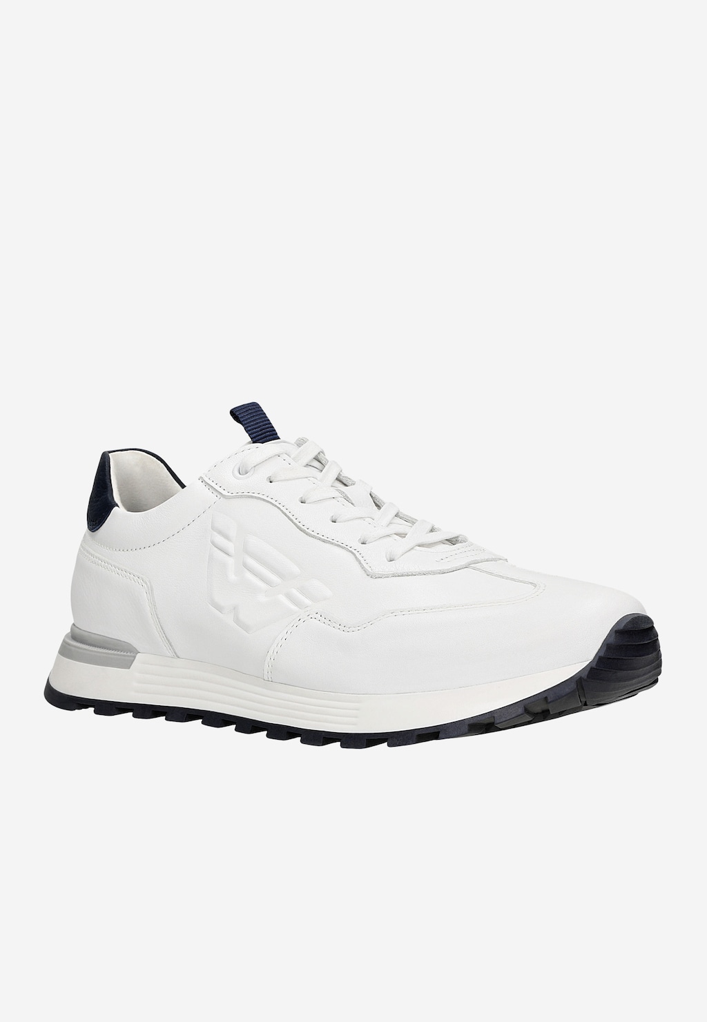 Białe sneakersy męskie Wojas 10201-50 z granatowym zapiętkiem, tłoczonym wzorem na boku i kontrastową czarną podeszwą. Widok z boku.