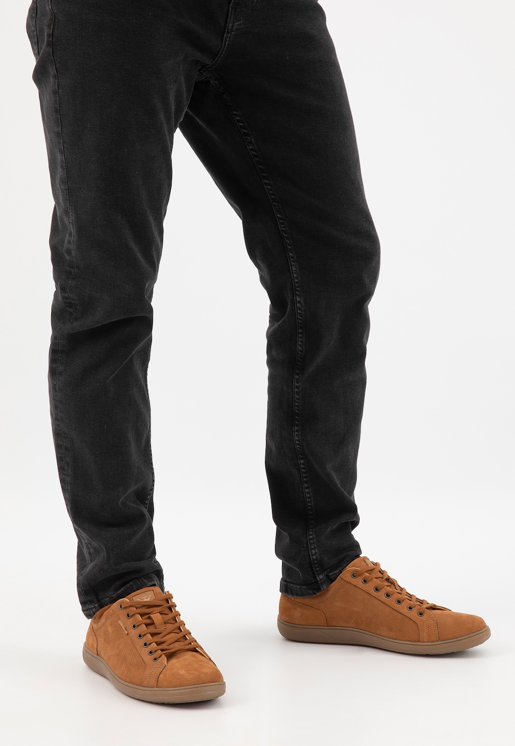 Světle hnědé perforované pánské tenisky z nubuku 10197-23 Widok 7