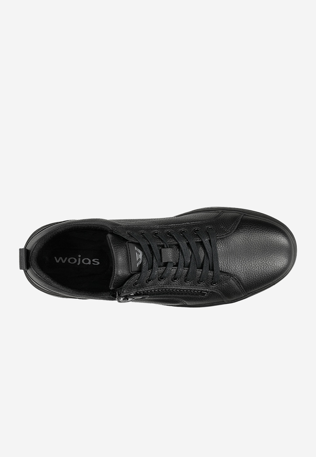 Czarne trampki Wojas 10149-51 ze skóry licowej z widocznym zamkiem bocznym na cholewce, klasyczne sznurowanie, widok z góry, logo marki widoczne wewnątrz buta.
