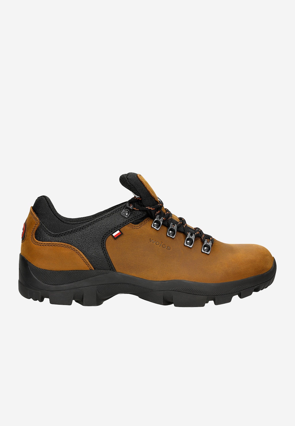Brązowe buty trekkingowe męskie Wojas 9377-83 z boku. Skórzane, z metalowymi oczkami do sznurowania, wzmocnioną podeszwą i logo marki na boku.