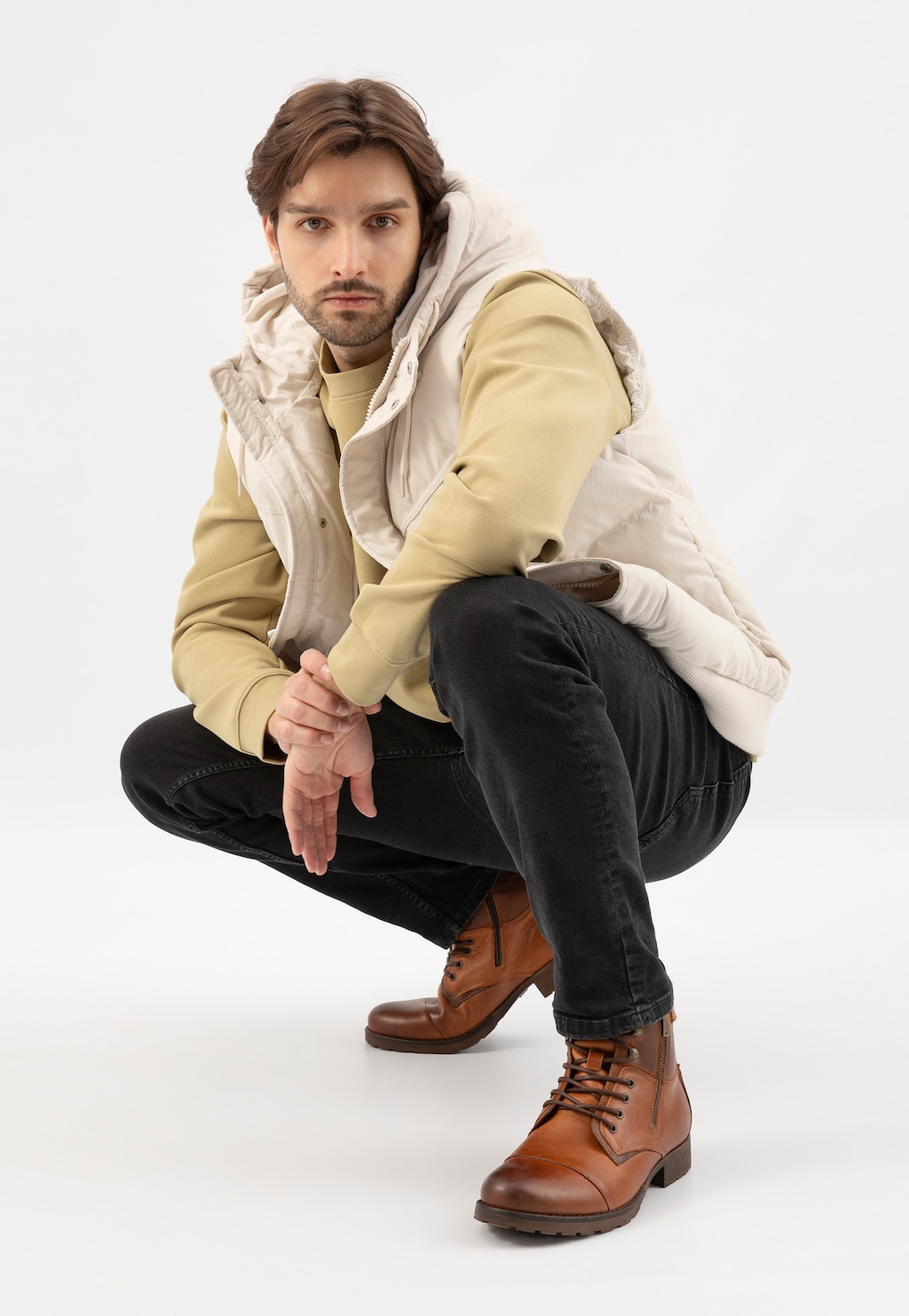 Mężczyzna w zimowym stroju prezentujący brązowe trzewiki męskie Wojas model 8234-73. Buty wykonane ze skóry, z charakterystycznym profilowanym noskiem i sznurowaniem.