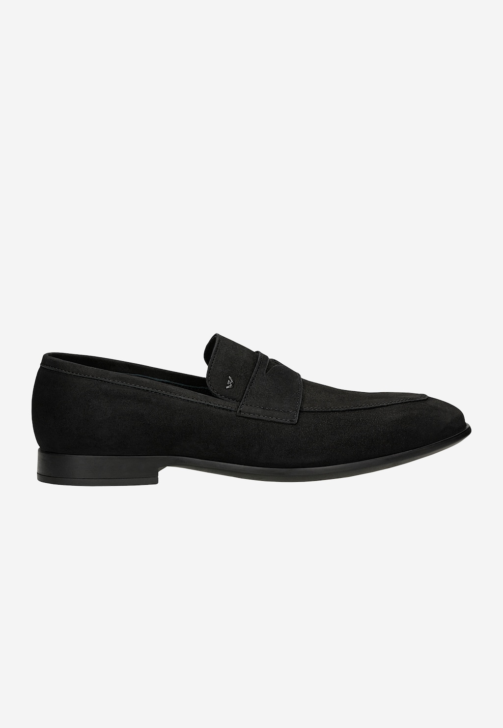 Czarne loafersy męskie Wojas model 10196-21 wykonane z nubuku, widok z boku. Elegancki but z charakterystycznym paskiem na przodzie i niskim obcasem.