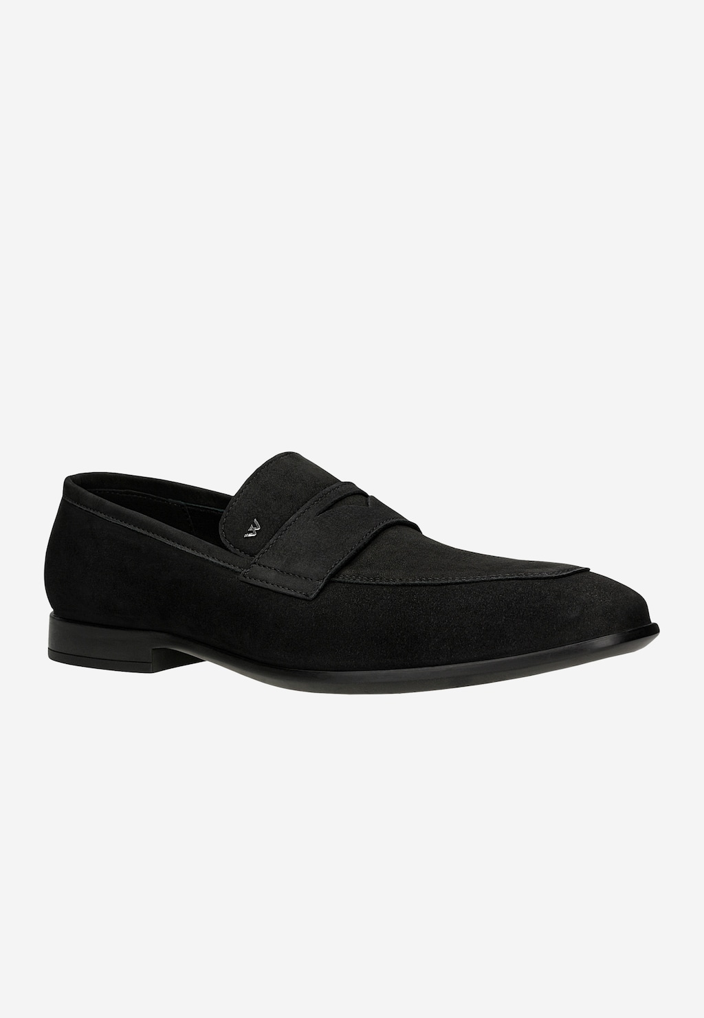 Czarne loafersy męskie Wojas 10196-21 wykonane z nubuku, widoczne z boku. Elegancki model z charakterystycznym paskiem na przodzie i małym logo marki na cholewce.