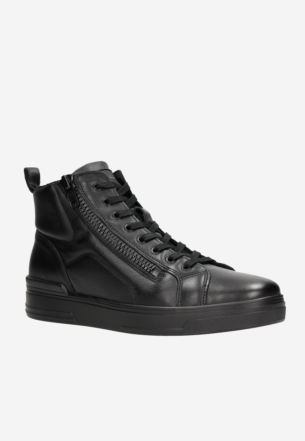 Czarne skórzane trzewiki męskie Wojas 24083-51 z charakterystycznym ozdobnym zamkiem bocznym, sznurowane, na płaskiej podeszwie, wykonane z wysokiej jakości materiału.