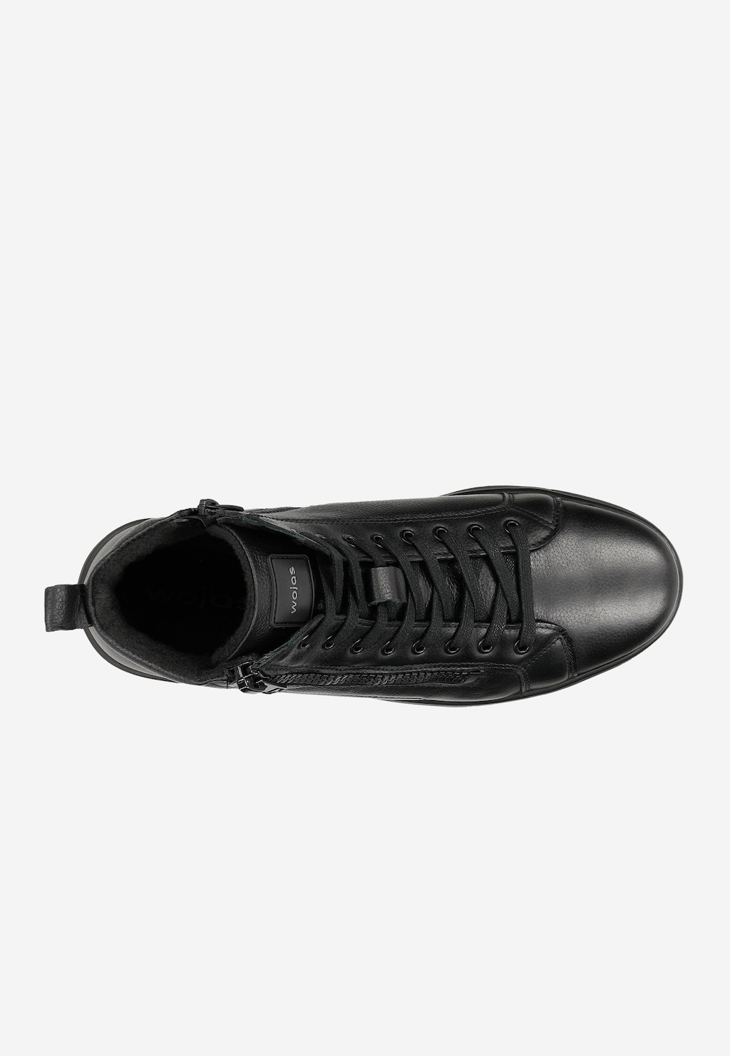 Czarne trzewiki męskie Wojas 24083-51 z widokiem z góry, wyposażone w sznurówki i ozdobny zamek boczny. Widoczne logo marki na języku.