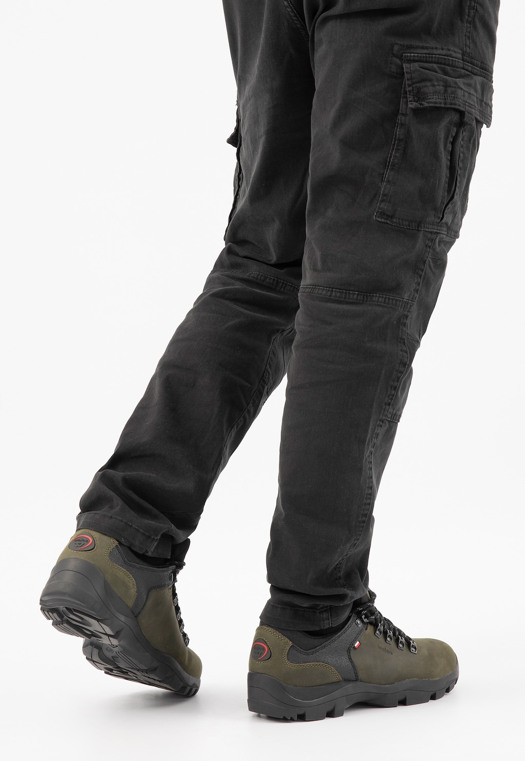 Męskie czarne spodnie cargo z zielono-czarnymi półbutami trekkingowymi Wojas model 9377-87, widok z tyłu ukazujący wytrzymałą podeszwę i sportowy design butów.