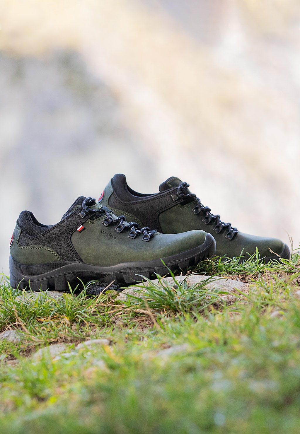 Zielono-czarne półbuty trekkingowe Wojas model 9377-87 dla mężczyzn sfotografowane na naturalnym podłożu z trawą, idealne do górskich wędrówek.