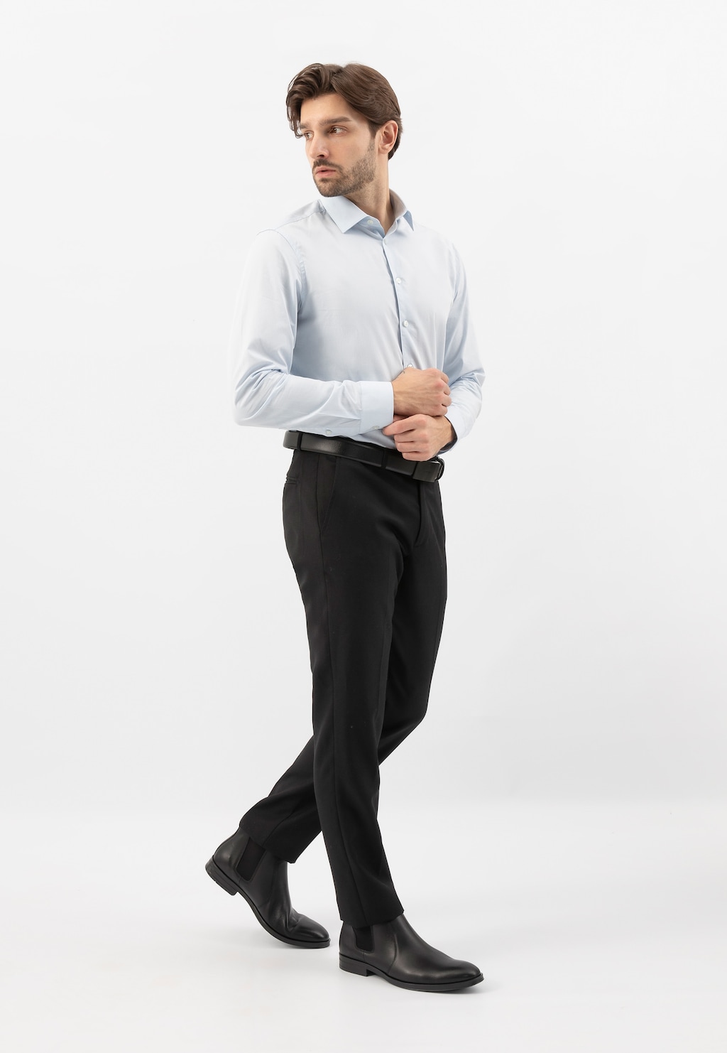 Mężczyzna w eleganckiej stylizacji z czarnymi sztybletami Wojas model 20003-50 ze skóry licowej, prezentujący biznesowy look z błękitną koszulą i czarnymi spodniami.