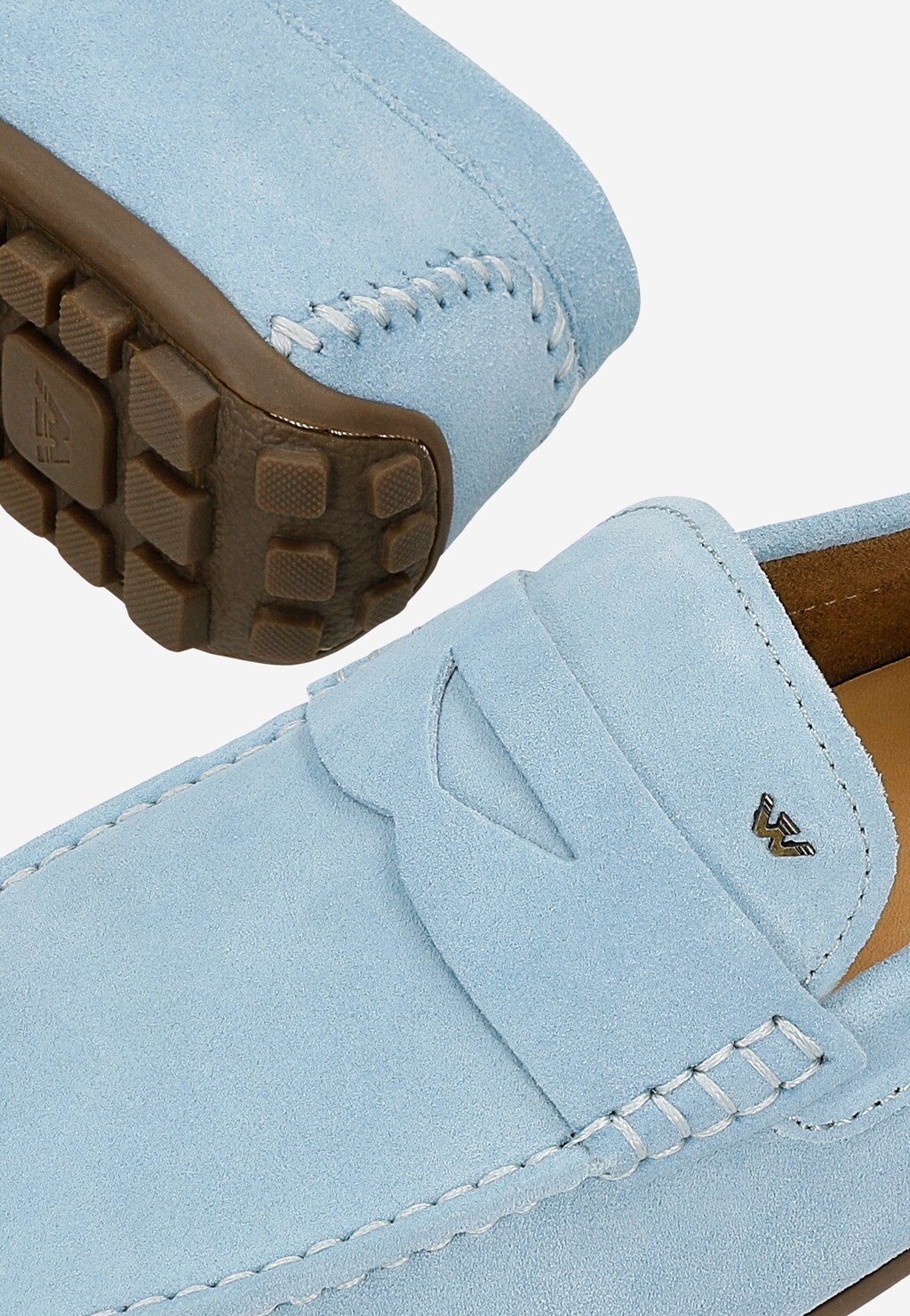 Niebieskie zamszowe mokasyny męskie Wojas model 10116-69 z gumową podeszwą, idealne na wiosnę. Zbliżenie na eleganckie przeszycia i logo marki.