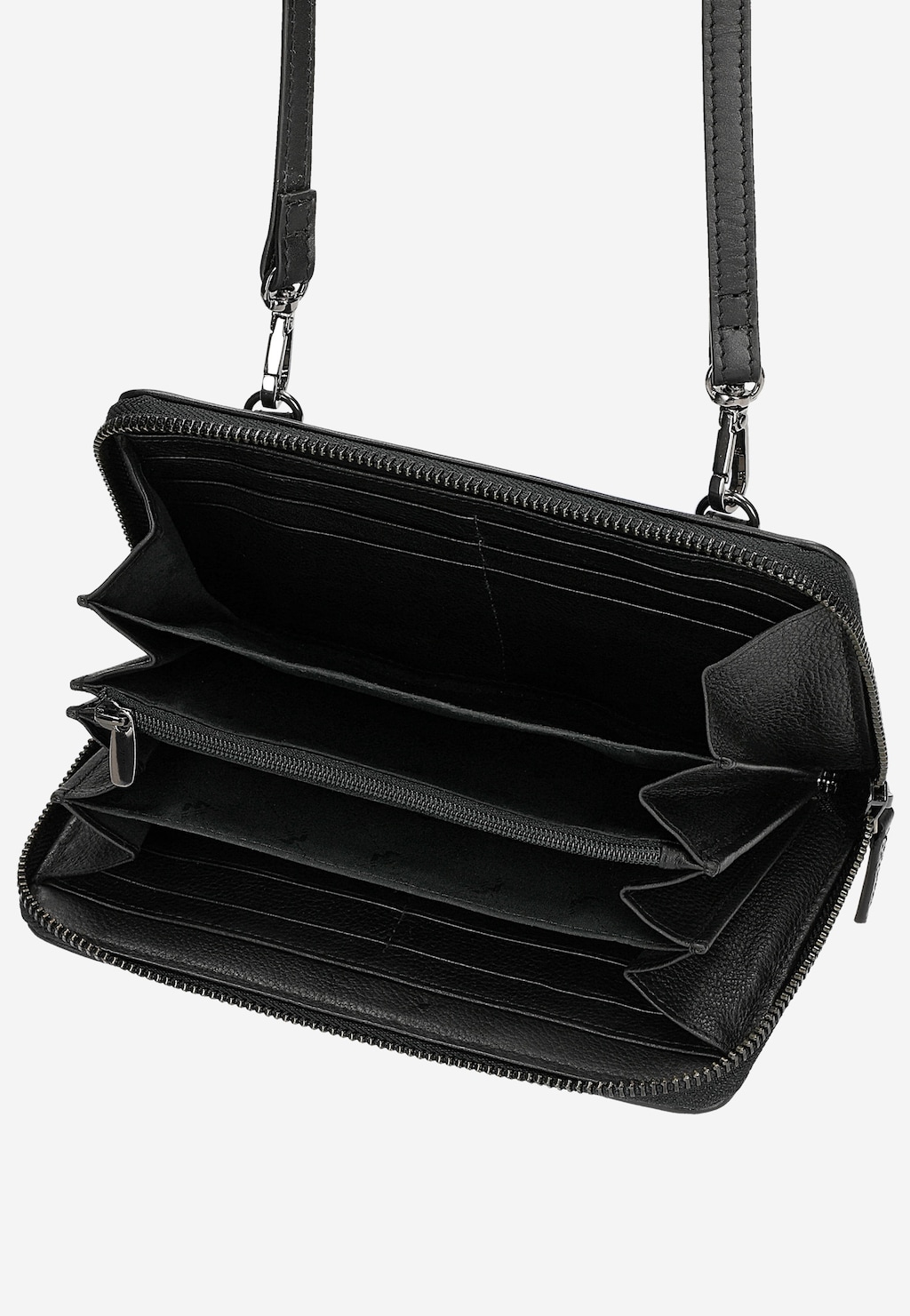 Czarny skórzany portfel Wojas model 91094-51 otwarty, ukazujący wnętrze z przegródkami i kieszonką na zamek, z geometrycznym pikowaniem i odpinanym paskiem.