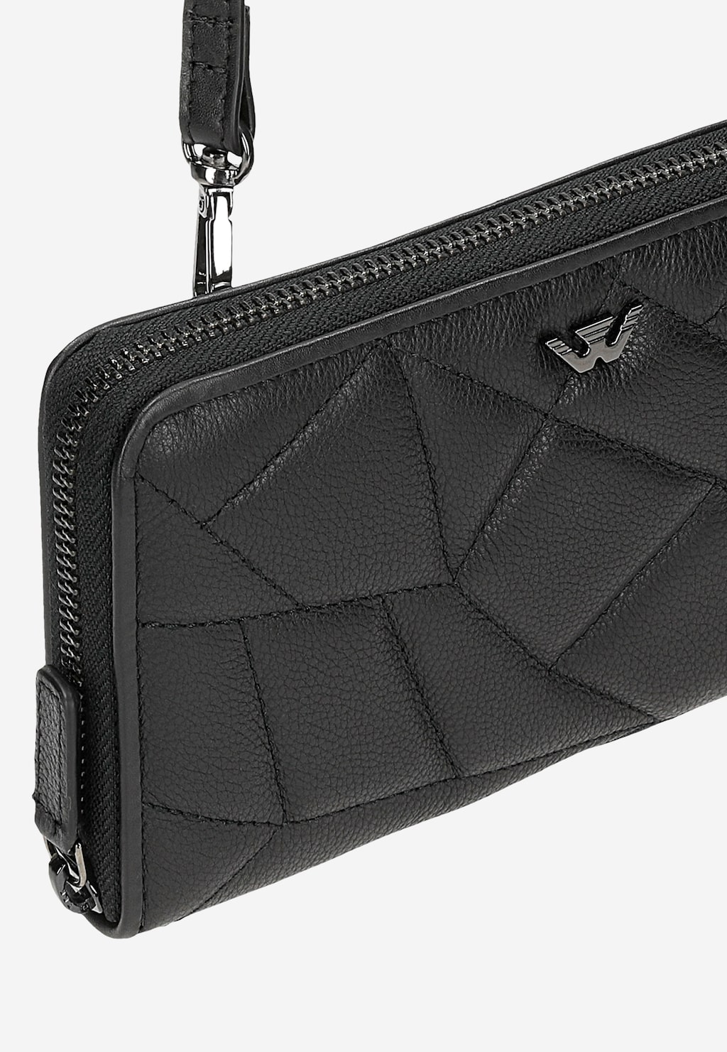 Czarny skórzany portfel Wojas 91094-51 z eleganckim geometrycznym pikowaniem, metalowym logiem i praktycznym paskiem. Widoczny zamek błyskawiczny i dbałość o detale.