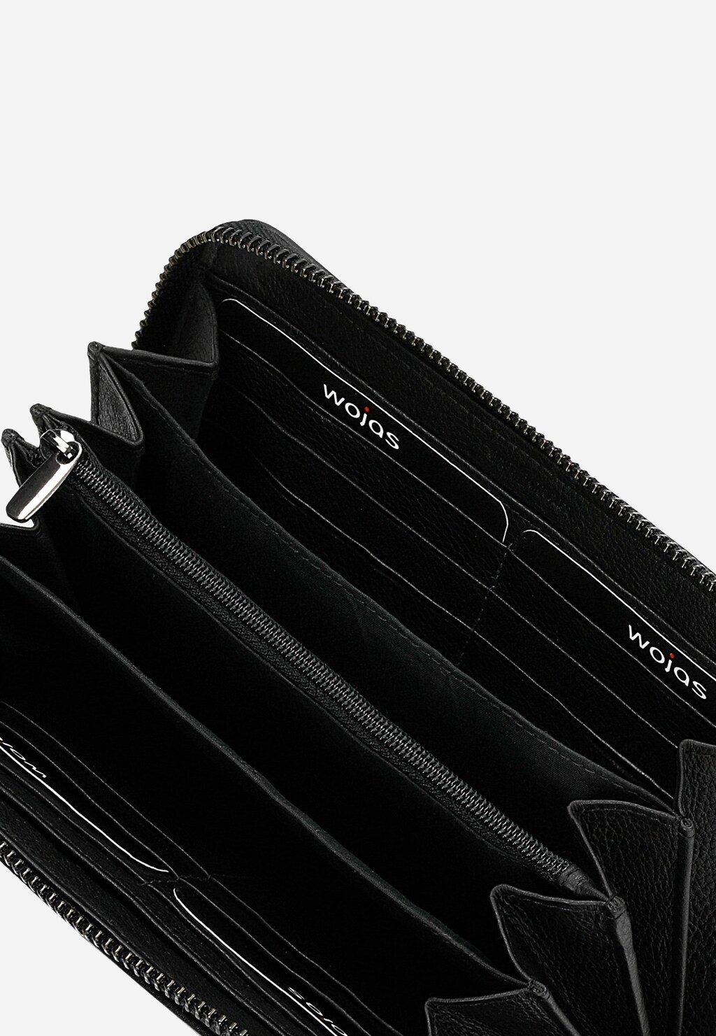 Wnętrze czarnego skórzanego portfela Wojas model 91094-51 z geometrycznym pikowaniem, ukazujące liczne przegrody, kieszonkę na zamek i logo marki wewnątrz.