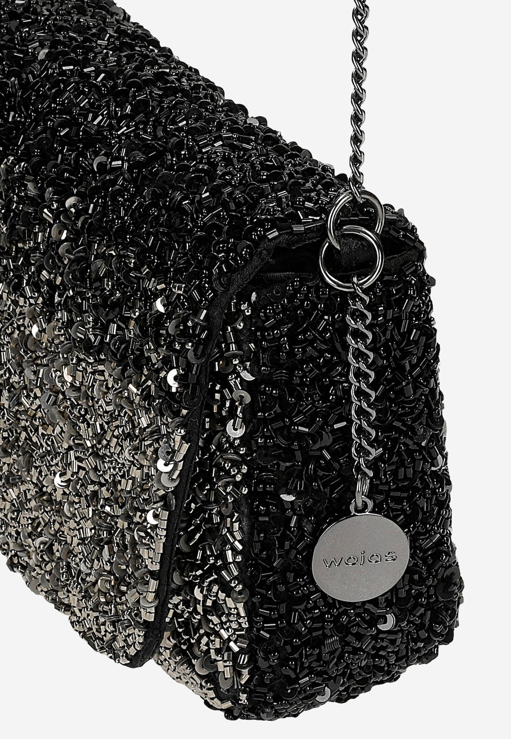Czarna wizytowa torebka Wojas 80432-81 z błyszczącymi koralikami, srebrnym łańcuszkiem i metalowym logo marki. Eleganckie wykończenie z dekoracyjnymi detalami.