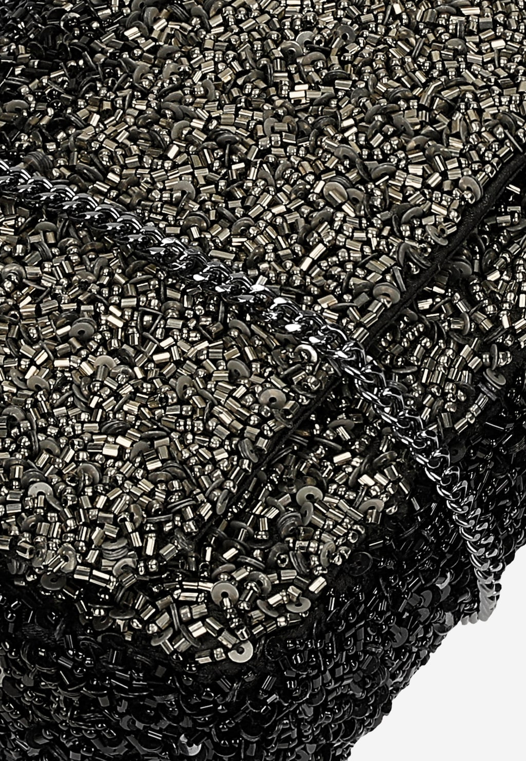 Elegancka czarna torebka wizytowa Wojas model 80432-81 z ozdobnymi srebrno-czarnymi koralikami i łańcuszkiem, pokazana z bliska, ukazująca bogatą teksturę powierzchni.