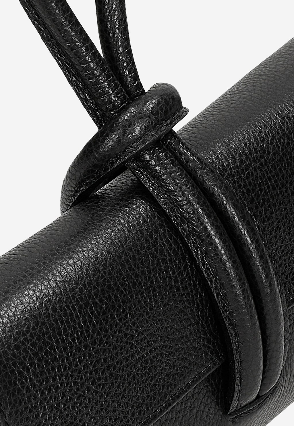 Zbliżenie na fragment czarnej skórzanej torebki wizytowej Wojas model 80430-51, ukazujące teksturę skóry i mocowanie uchwytu z okrągłym elementem łączącym.