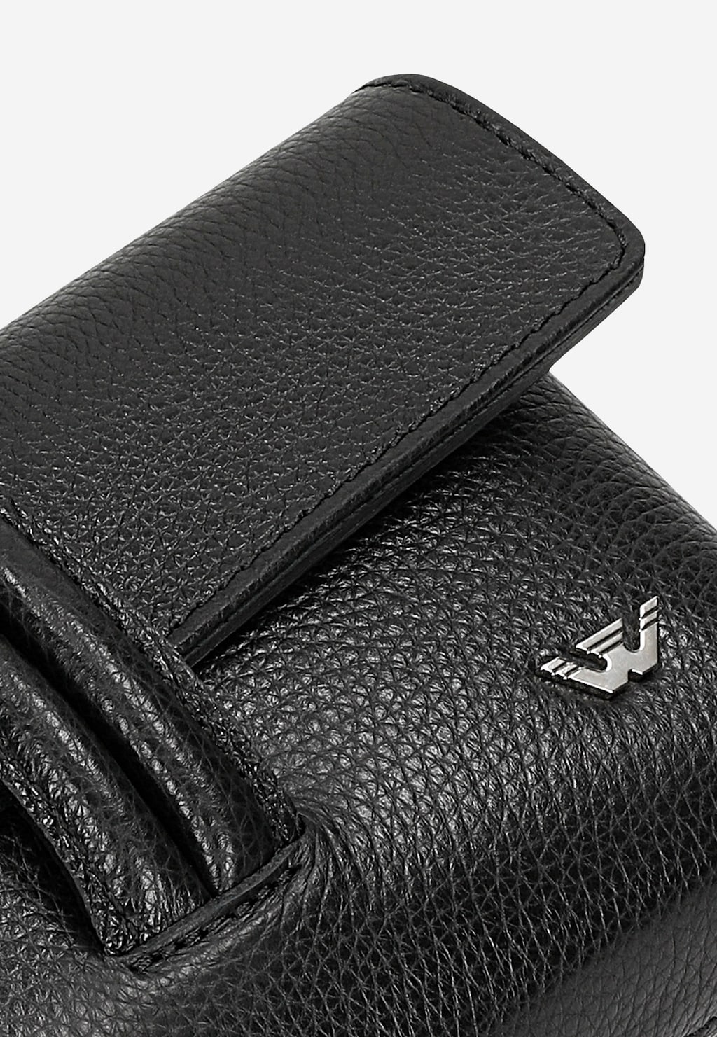 Zbliżenie na czarną, skórzaną torebkę damską Wojas model 80430-51 z widoczną fakturą ziarnistej skóry i metalowym logo marki. Fragment eleganckich zapięć i wykończeń.