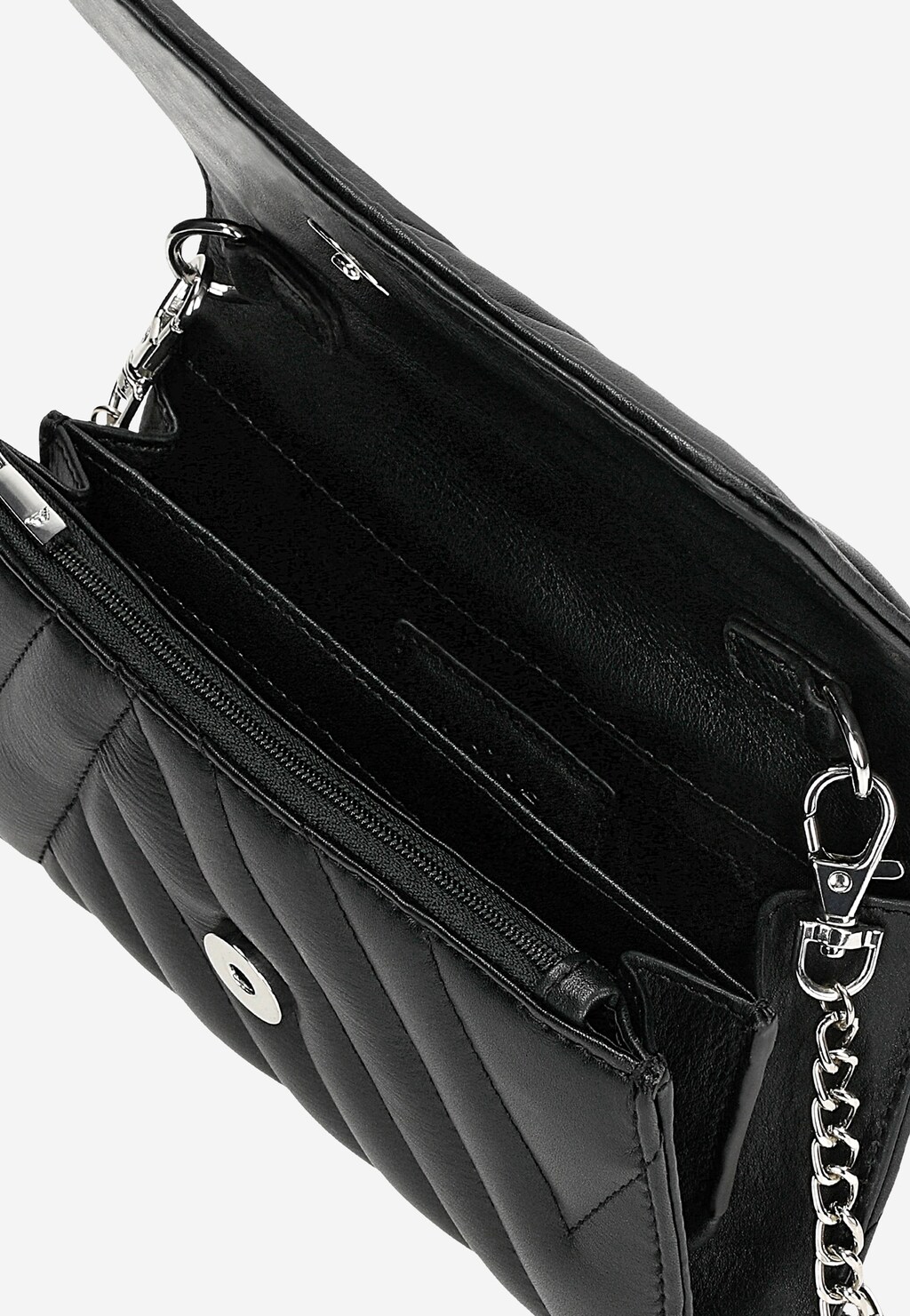 Eleganckie wnętrze czarnej pikowanej kopertówki Wojas model 80429-51 z widocznymi przegródkami, zamkiem błyskawicznym i metalowymi elementami łańcuszka.