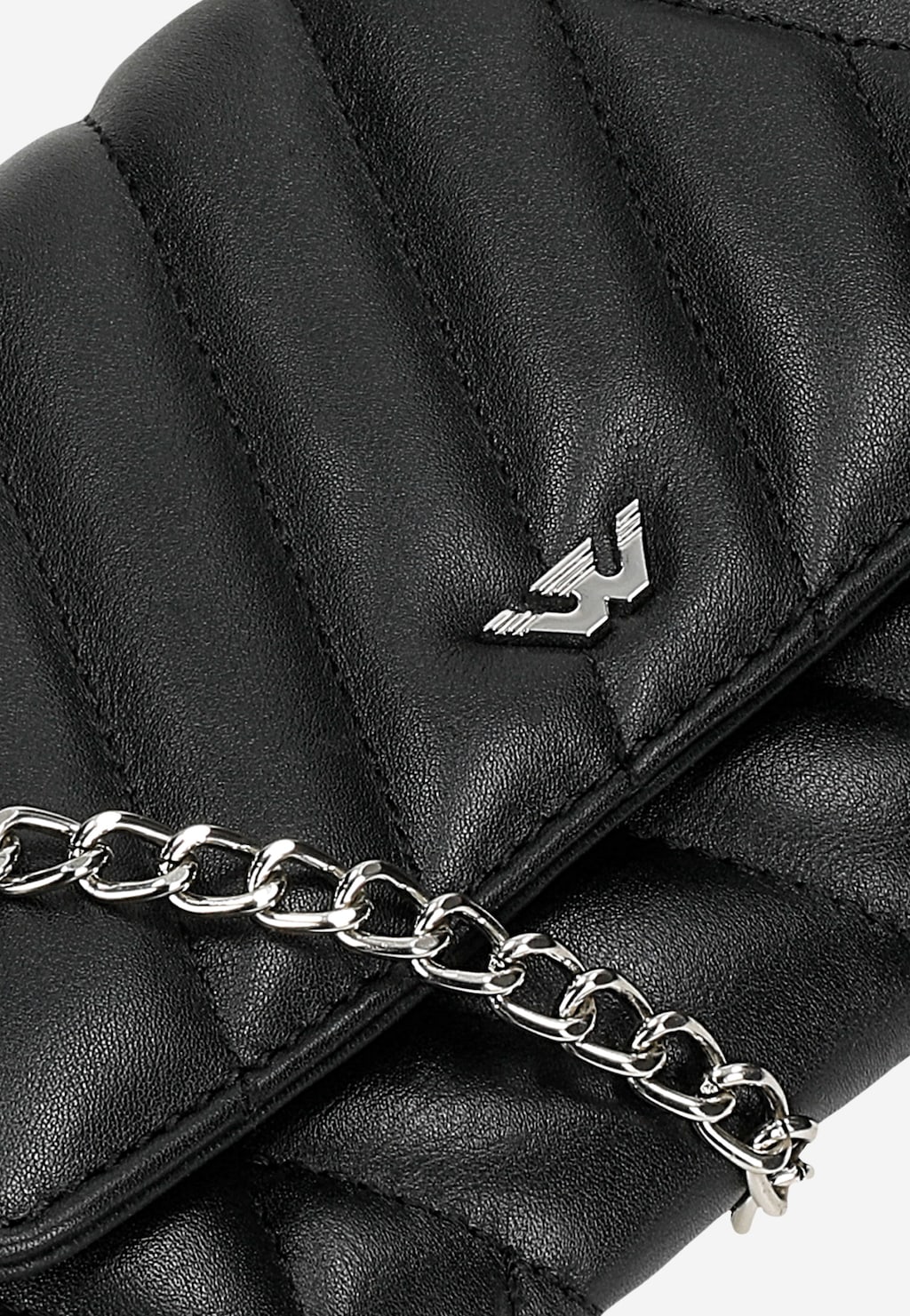 Czarna pikowana torebka kopertówka Wojas model 80429-51 z charakterystycznym metalowym logo i srebrnym łańcuszkiem, wykonana z eleganckiej pikowanej skóry.