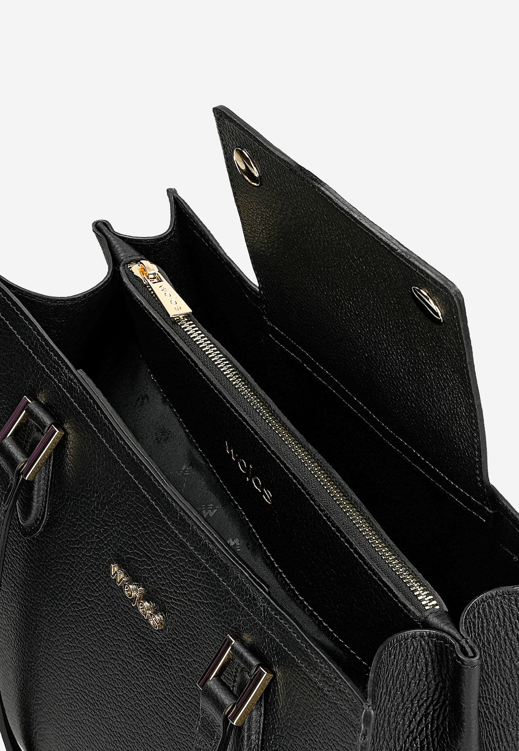 Wnętrze czarnego skórzanego kuferka Wojas model 80410-51 z widoczną przegródką zapinaną na złoty zamek, logo marki i funkcjonalnymi kieszeniami.