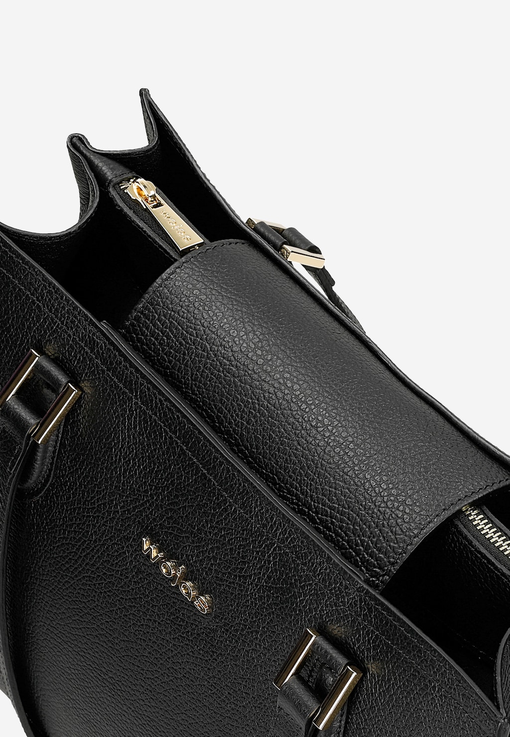 Elegancki czarny skórzany kuferek Wojas model 80410-51 z widocznym logo marki, złotymi elementami, zamkiem błyskawicznym i klamrami. Widok z góry ukazujący fakturę skóry.