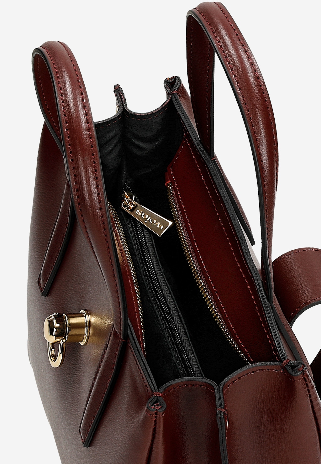 Elegancki bordowy kuferek Wojas 80404-55 z widocznym wnętrzem, złotym zapięciem i metką. Torebka ma czarną podszewkę i praktyczne przegrody z zamkami.