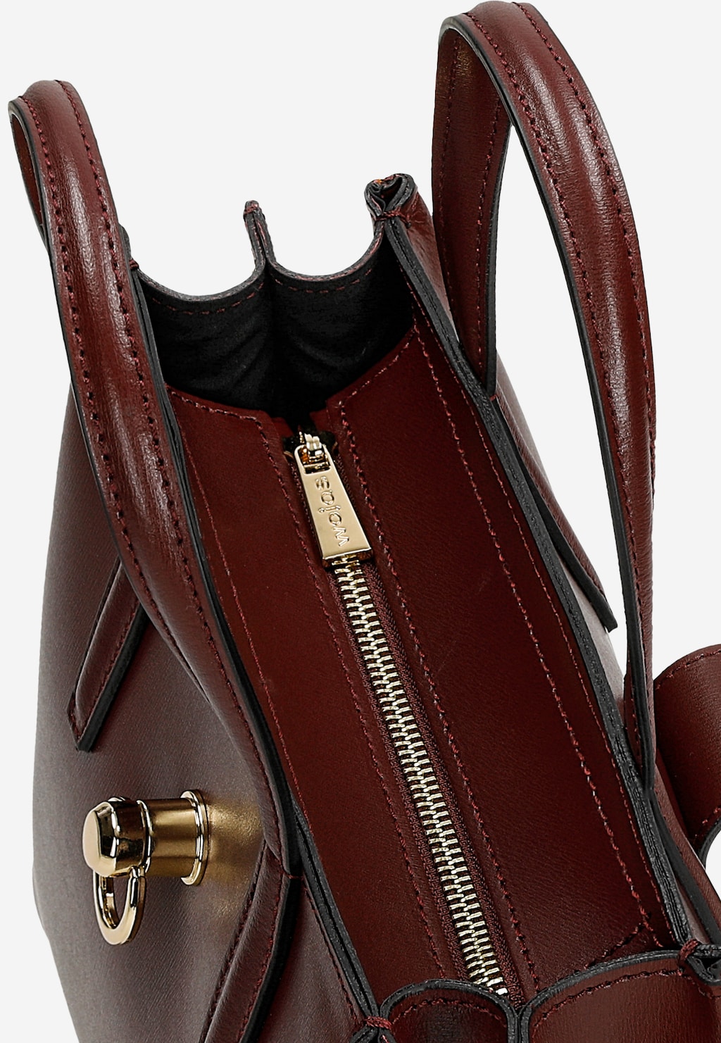 Bordowy skórzany kuferek Wojas 80404-55 z widocznym wnętrzem, złotym zapięciem i suwakiem. Elegancka torebka z wyraźnie widocznymi uchwytami i czarną podszewką.