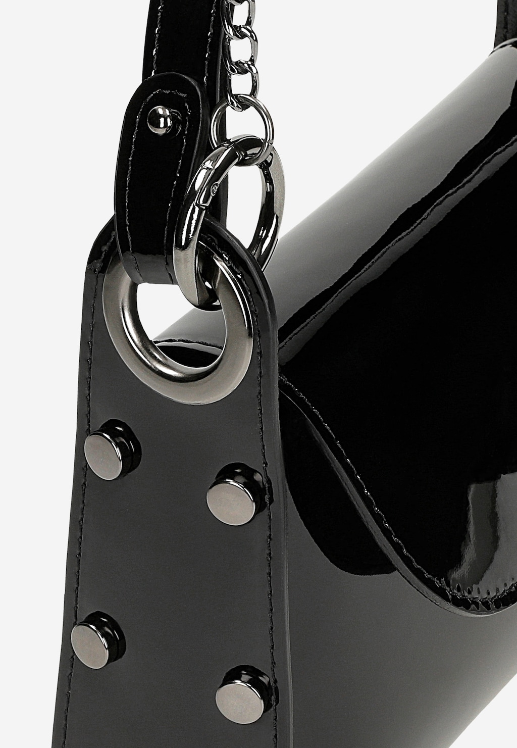 Czarna lakierowana torebka wizytowa Wojas model 80318-31 z ozdobnym motylem, metalowymi ćwiekami i srebrnym łańcuszkiem ukazana z bliska, podkreślająca elegancki połysk materiału.