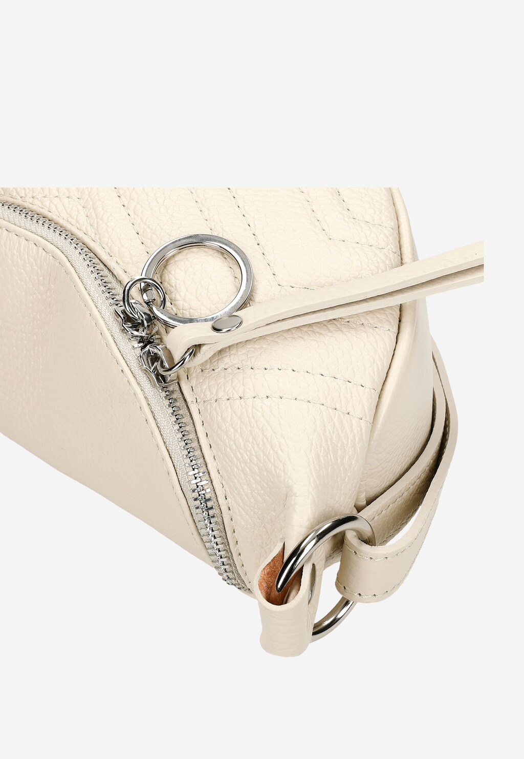 Beżowa pikowana saszetka Wojas 80093-54 ze skóry licowej, z ozdobnym suwakiem, metalowymi okuciami i paskiem. Widoczne pikowanie i detale wykończenia produktu.