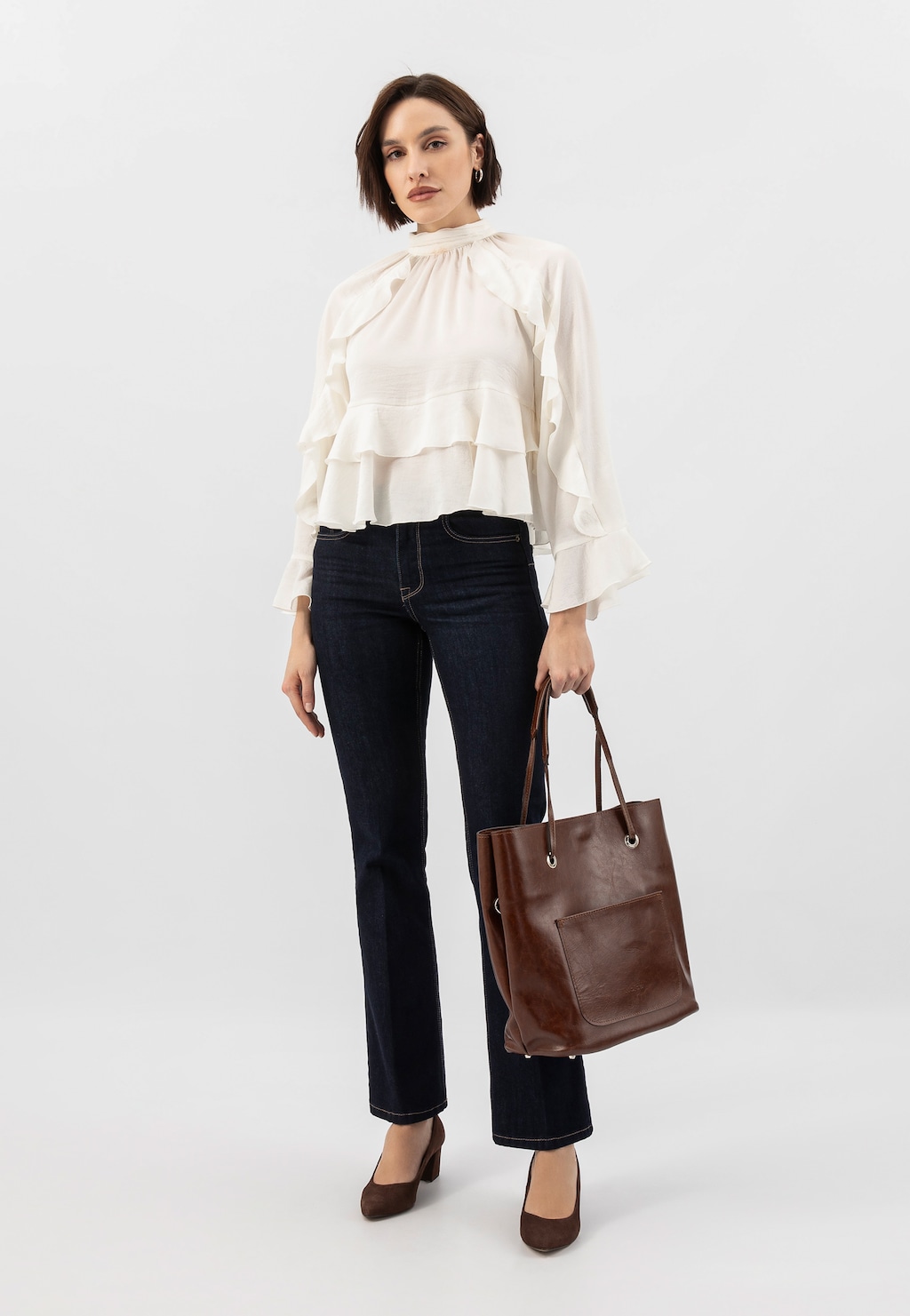 Elegancka brązowa torebka Wojas model 80019-52 z zewnętrzną kieszenią, prezentowana z białą bluzką z falbanami i ciemnymi jeansami, idealna do codziennych stylizacji.