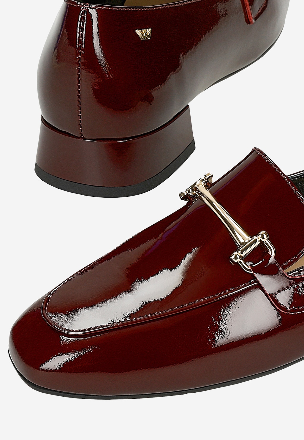 Bordowe lakierowane mokasyny damskie Wojas 46348-35 z ozdobną złotą klamrą, widoczny obcas i logo marki. Eleganckie wykończenie ze starannym przeszyciem.