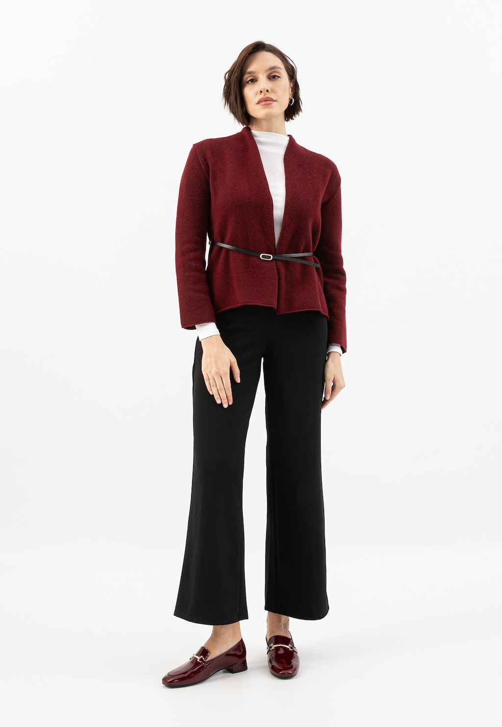 Elegancka stylizacja z bordowym żakietem, czarnymi spodniami i bordowymi lakierowanymi mokasynami Wojas model 46348-35 na niskim obcasie.