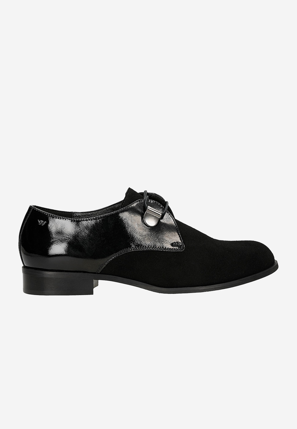 Czarne półbuty damskie Wojas model 46331-71 z łączonych skór - połączenie matowego i lakierowanego materiału z metalową klamrą, na niskim obcasie, widok z boku.