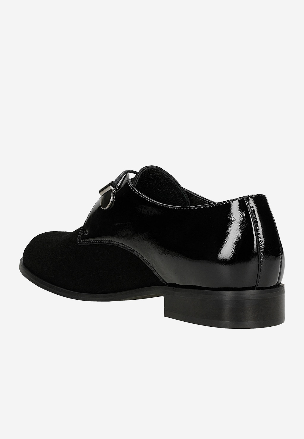 Czarne półbuty damskie Wojas model 46331-71 z łączonych skór - widok z boku. Eleganckie obuwie łączące matowy zamsz z lakierowaną skórą, z ozdobną sprzączką.