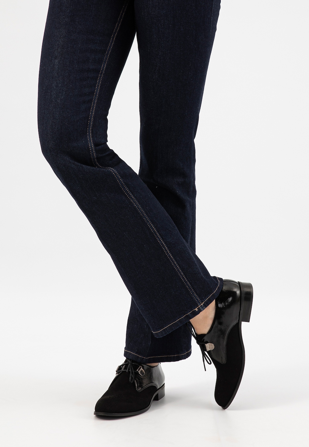 Czarne półbuty damskie Wojas model 46331-71 z łączonych skór, widoczne na nogach w granatowych jeansach. Eleganckie buty z zawiązanymi sznurówkami, idealne do codziennych stylizacji.