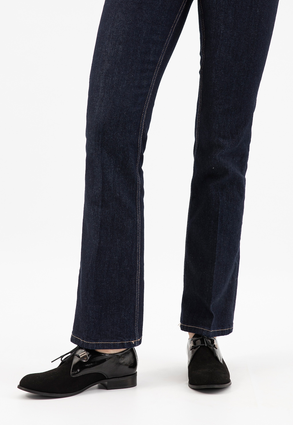 Czarne półbuty damskie Wojas model 46331-71 wykonane z łączonych skór, widoczne na nogach w ciemnych jeansach. Elegancki wzór z lakierowanymi i matowymi elementami.