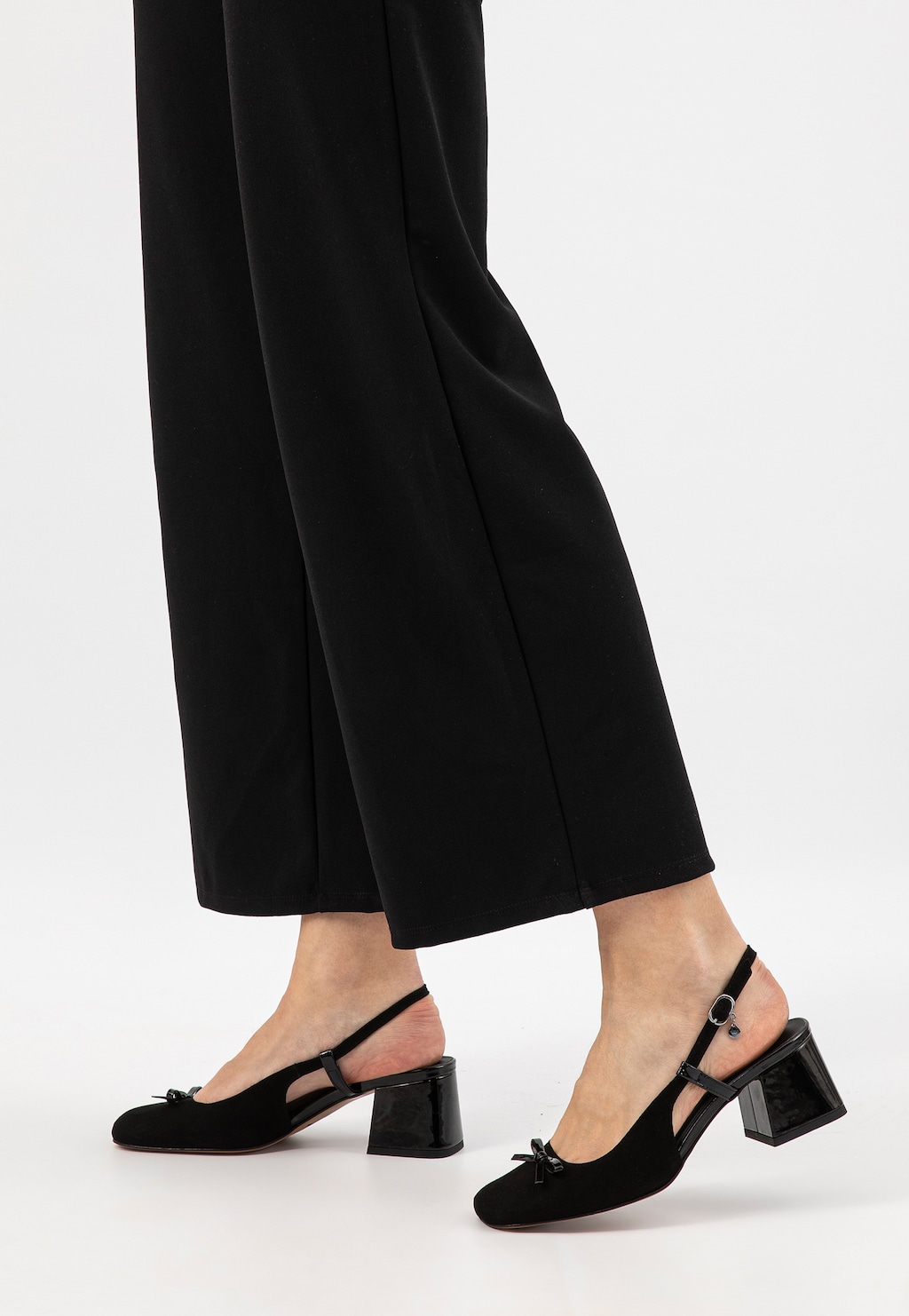 Čierne semišové lodičky s otvorenou pätou a ozdobnou mašľou 35158-71 Widok 7