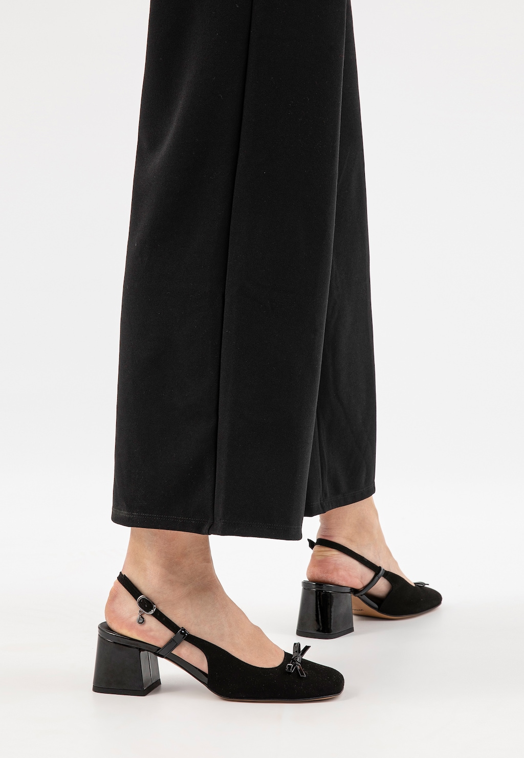 Čierne semišové lodičky s otvorenou pätou a ozdobnou mašľou 35158-71 Widok 8