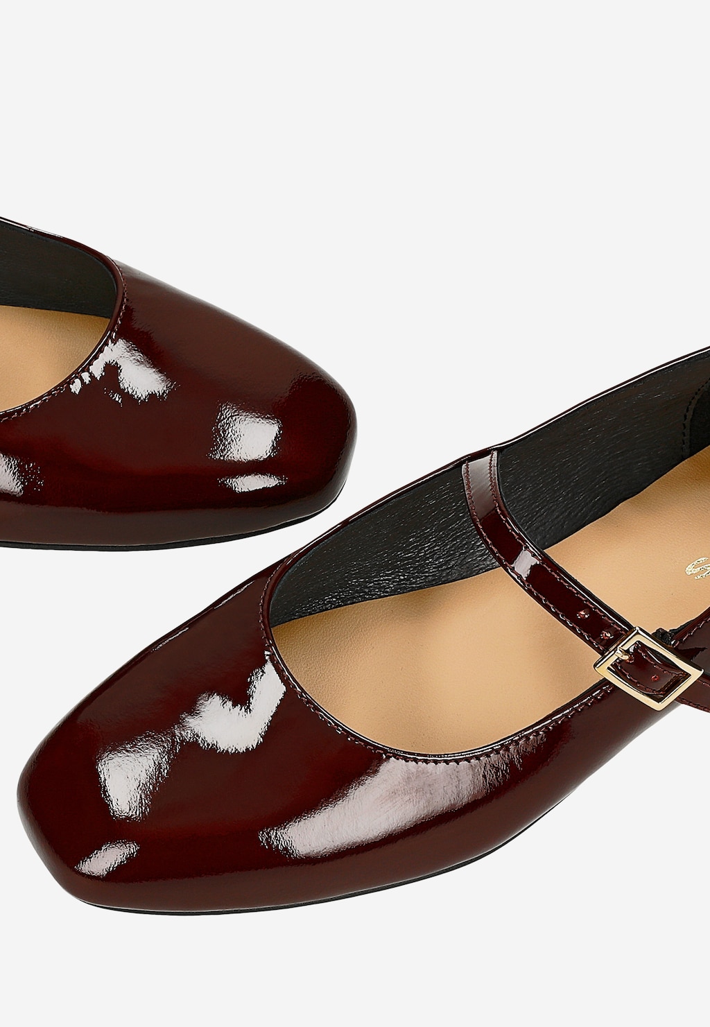 Bordowe lakierowane baleriny Wojas model 44055-35 typu Mary Jane z eleganckim paskiem na podbiciu, widoczne z góry, prezentujące błyszczące wykończenie.