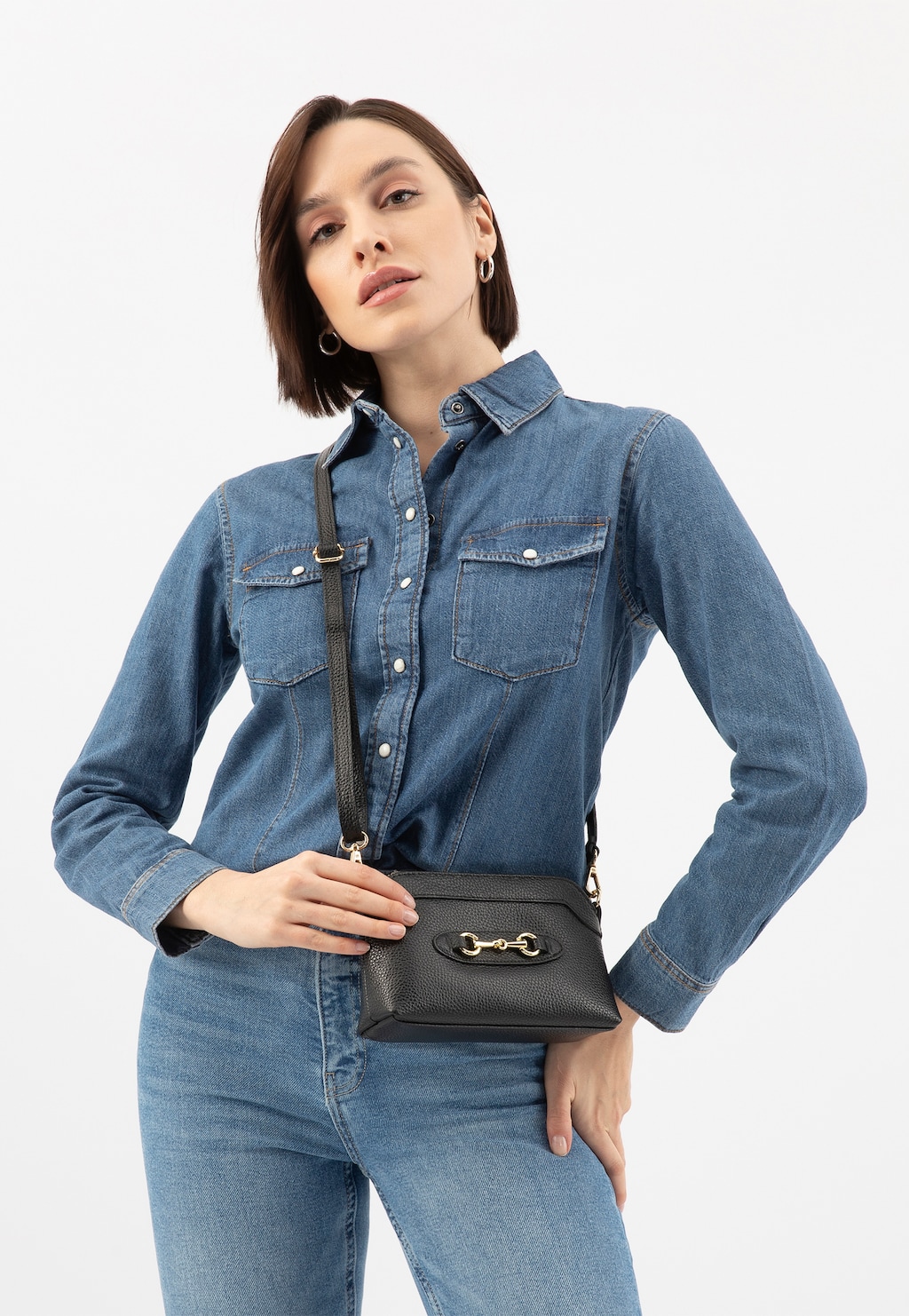 Malá černá společenská kabelka se zlatou ozdobou 80155-51 Widok 1