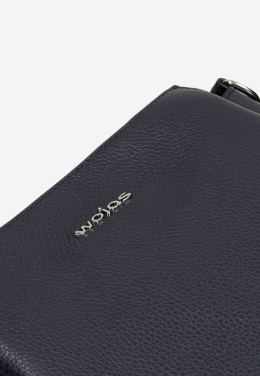 Elegancka granatowa torebka damska Wojas model 80106-56 ze skóry ziarnistej z metalowym logo marki i zapięciem u góry, idealna do codziennych stylizacji.