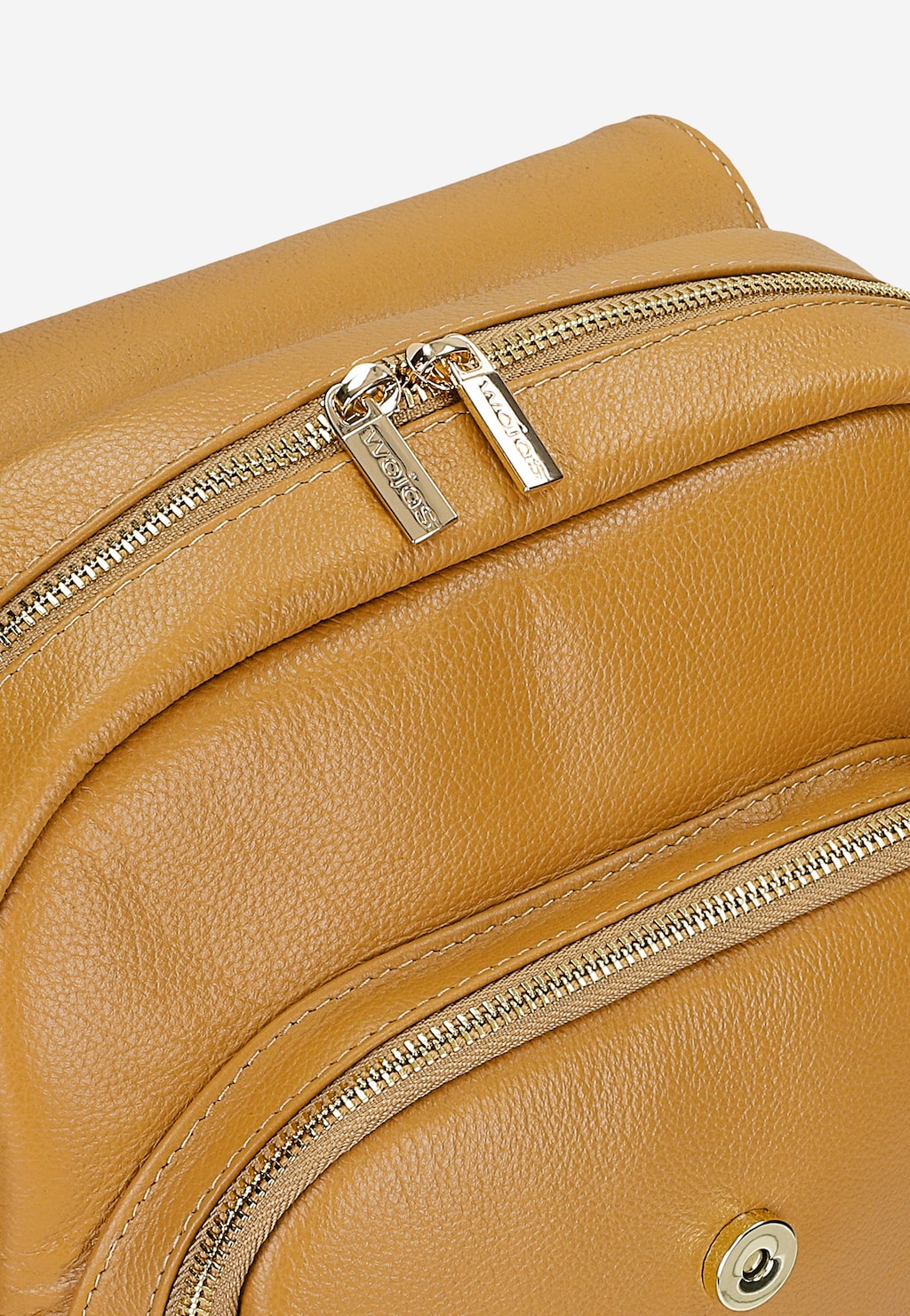 Beżowy skórzany plecak Wojas 80082-54 z widocznymi złotymi suwakami i zawieszką z logo marki, ukazany w zbliżeniu, prezentujący teksturę skóry i detale konstrukcji.