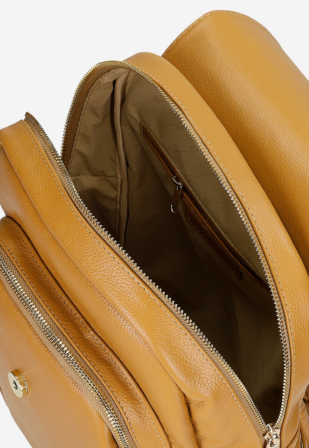 Wnętrze beżowego skórzanego plecaka Wojas model 80082-54 z widoczną beżową podszewką, kieszenią wewnętrzną i złotymi zamkami błyskawicznymi.