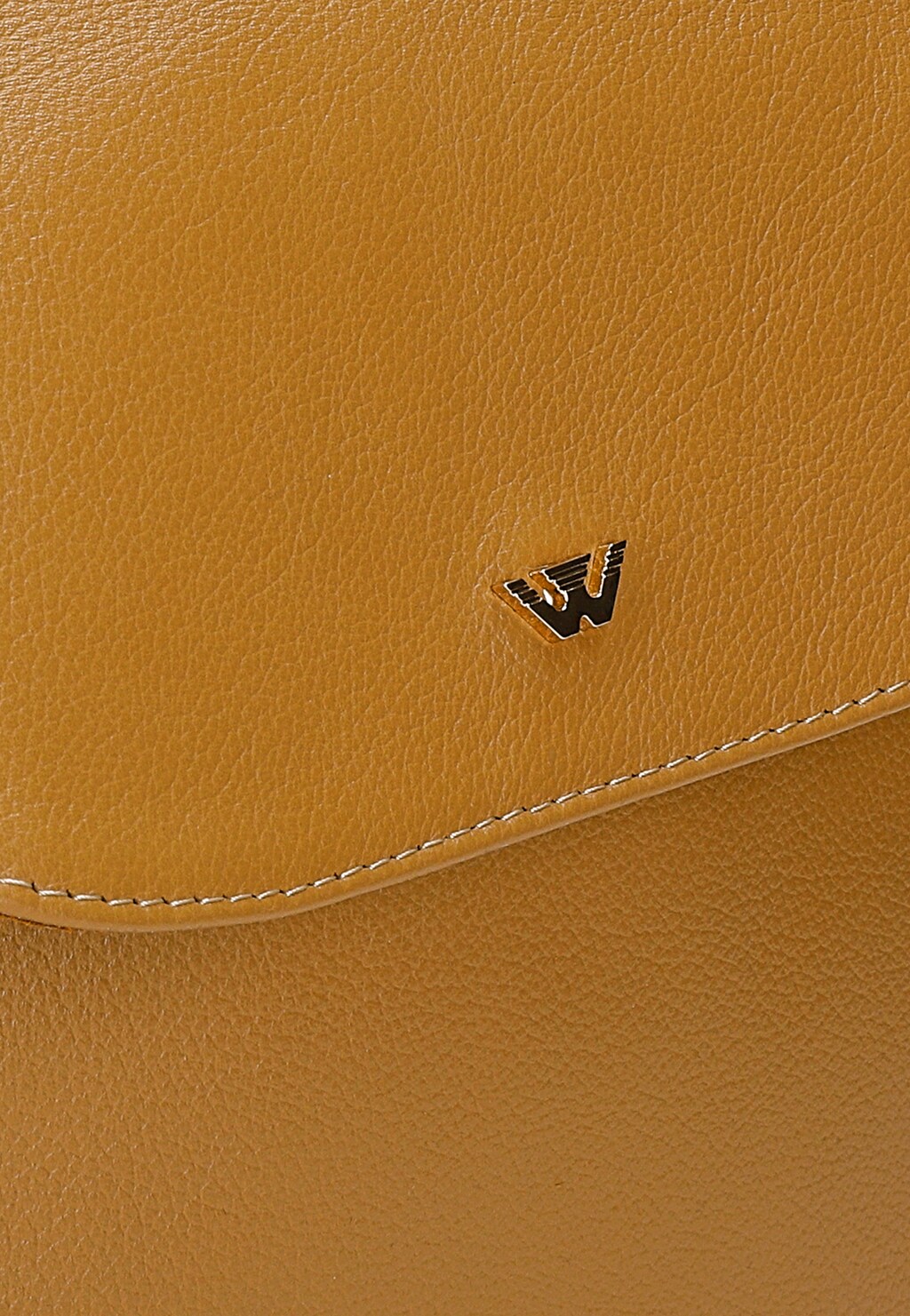 Zbliżenie na beżowy skórzany plecak miejski Wojas 80082-54 z klapką, pokazujące fakturę skóry, eleganckie przeszycia i złote logo marki W na froncie.