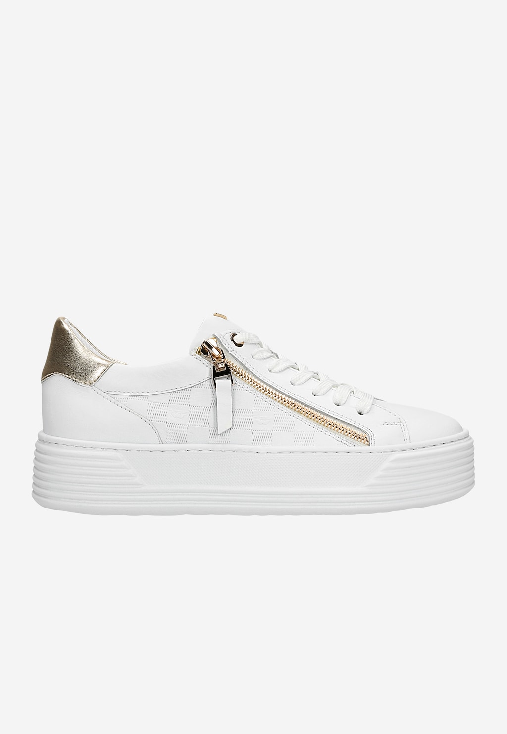 Białe trampki damskie Wojas 46346-79 na platformie z ozdobnym złotym zamkiem z boku i złotym wykończeniem pięty, widok z profilu.