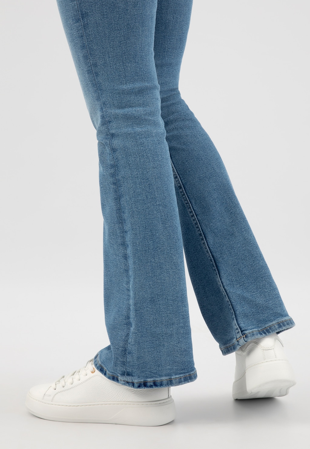 Biele kožené tenisky pre ženy so zlatými detailmi 46344-59 Widok 8